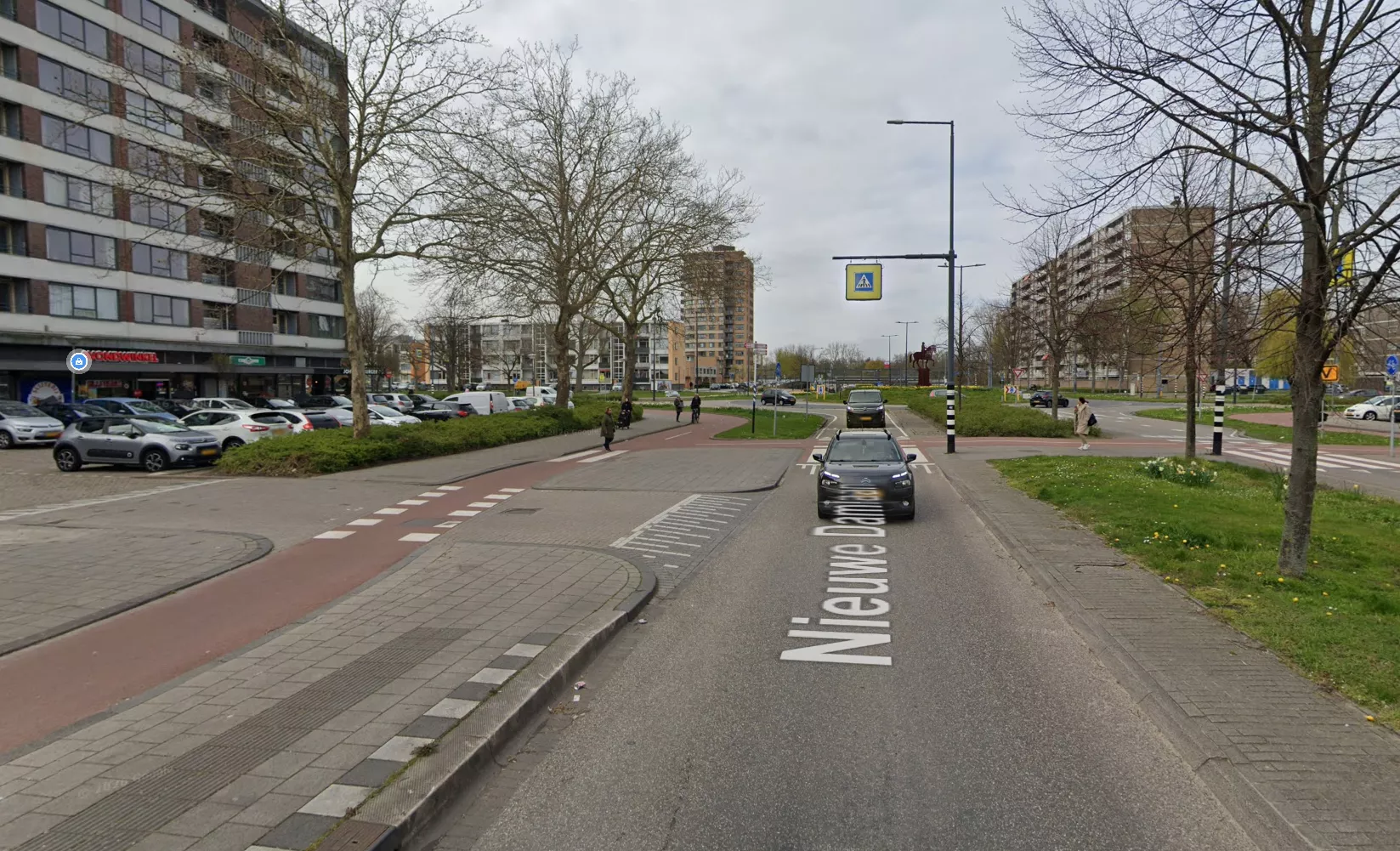 Politie-eenheden doen in de avonduren onderzoek op straat. In de Schiedamse wijk Nieuwland raakte een persoon gewond bij een steekpartij. Het slachtoffer wist zelf naar het ziekenhuis te lopen.