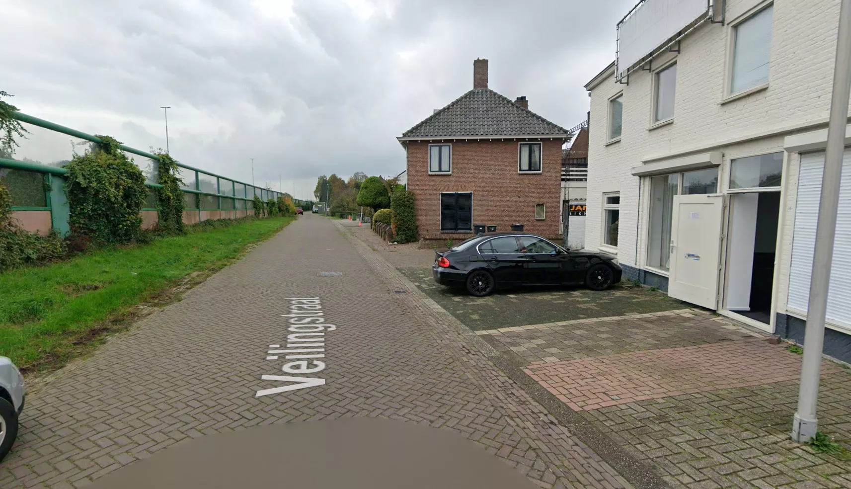 Een politiewagen geparkeerd in een straat. In een woning aan de Veilingstraat in Elshout vond vrijdagavond een steekpartij plaats waarbij een man gewond raakte. Een verdachte is aangehouden.