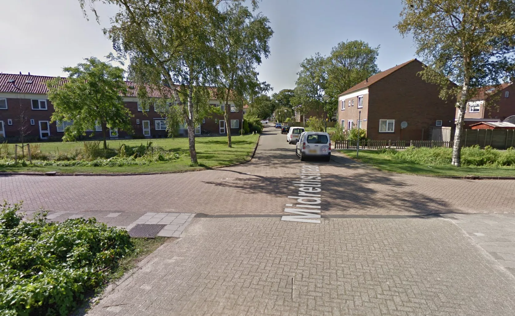Meerdere kogelgaten zichtbaar in het raam van een woning aan De Borsaliastraat in Mijdrecht. Het pand werd zondagochtend in alle vroegte beschoten; de politie heeft de omgeving afgezet voor onderzoek.
