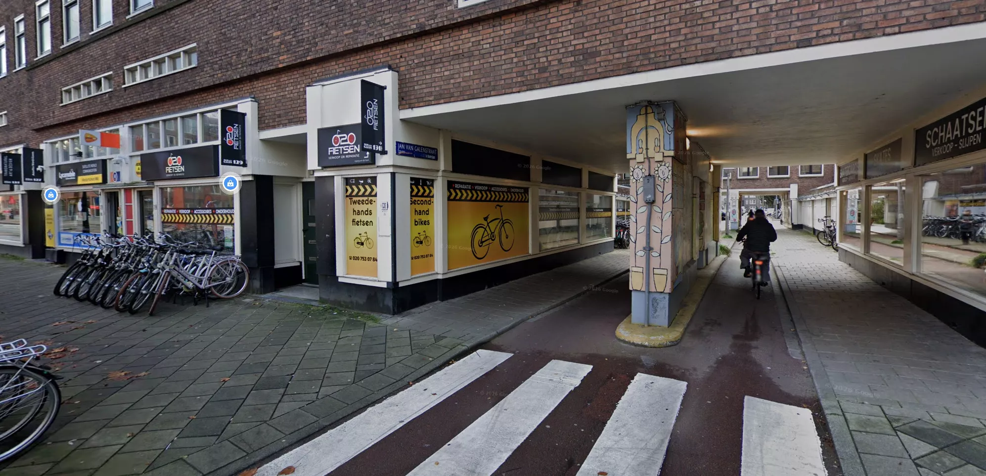 Agenten in zware kogelwerende vesten hebben de Jan van Galenstraat in Amsterdam afgezet na een schietpartij waarbij een motorscooter betrokken was.
