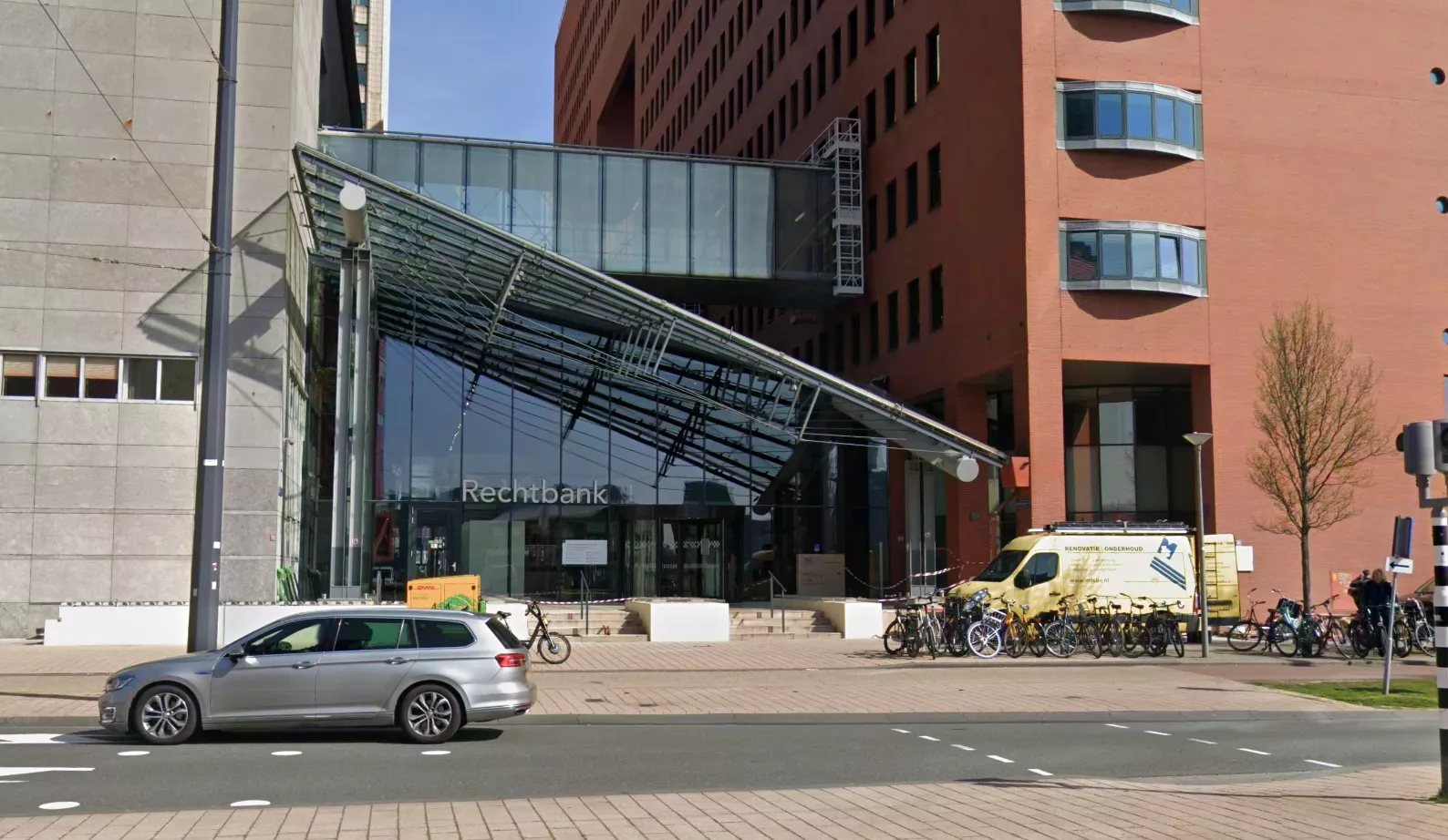 Buitenaanzicht van de rechtbank in Rotterdam, waar twee broers zijn veroordeeld voor de seksuele uitbuiting van minderjarige Oekraïense vluchtelingen in Maassluis.