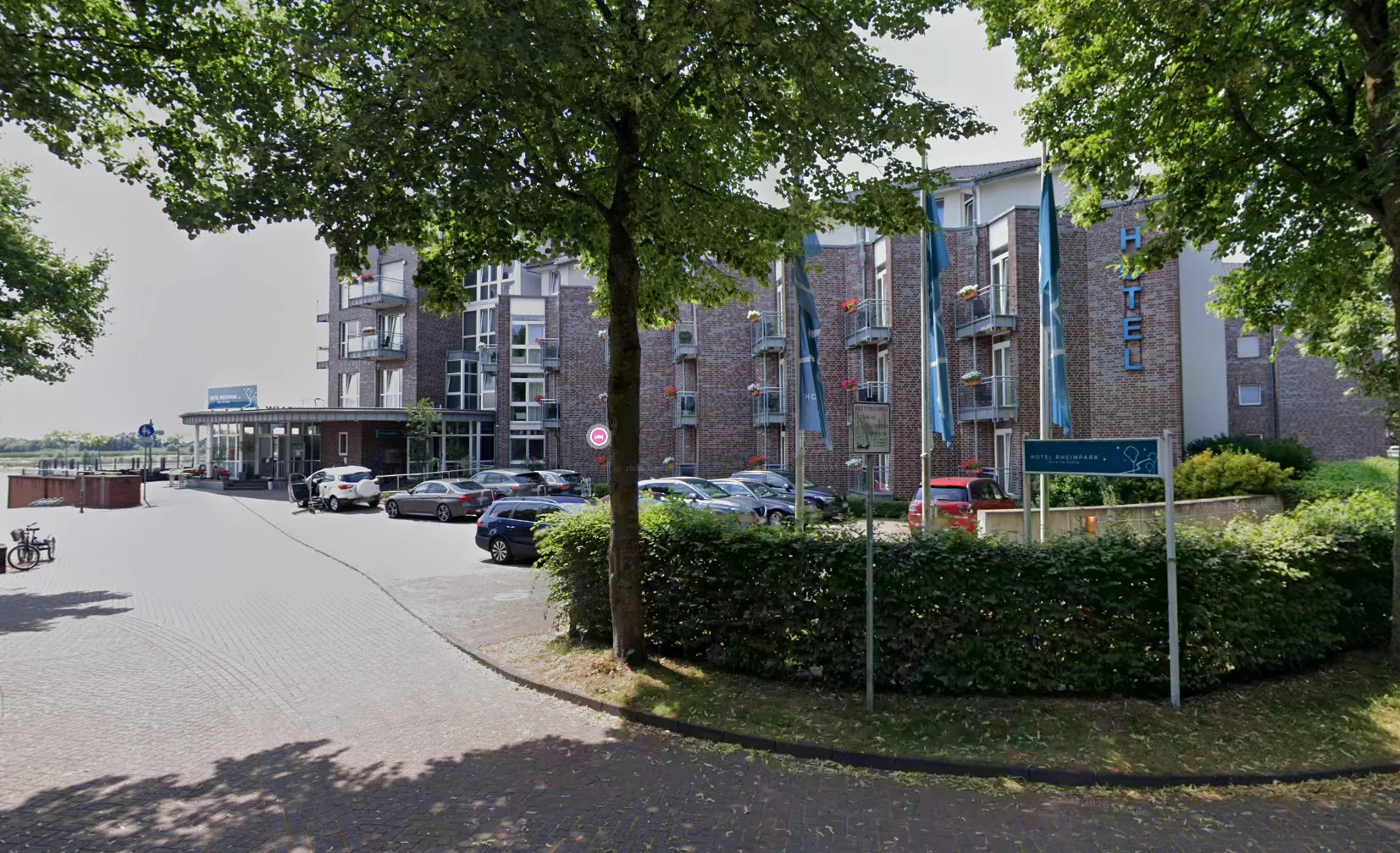 De gevel van Hotel Rheinpark aan de Rijn in het Duitse Rees, waar een 35-jarige Nederlander door verwurging om het leven is gekomen en een grootschalig moordonderzoek plaatsvindt.