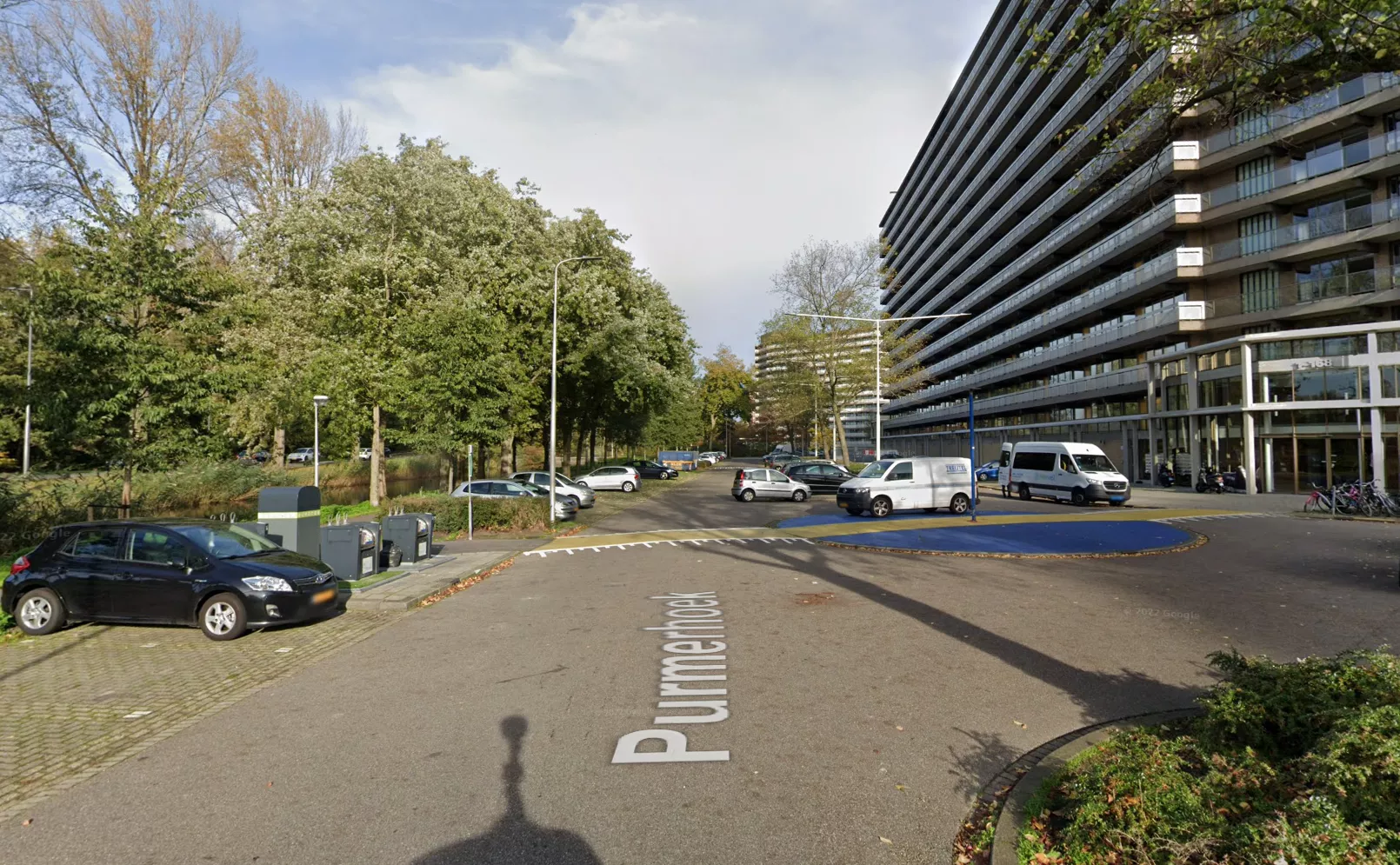 Hulpdiensten ter plaatse na een steekpartij in een portiekwoning aan de Purmerhoek in Capelle aan den IJssel, waarbij twee vrouwen gewond raakten.