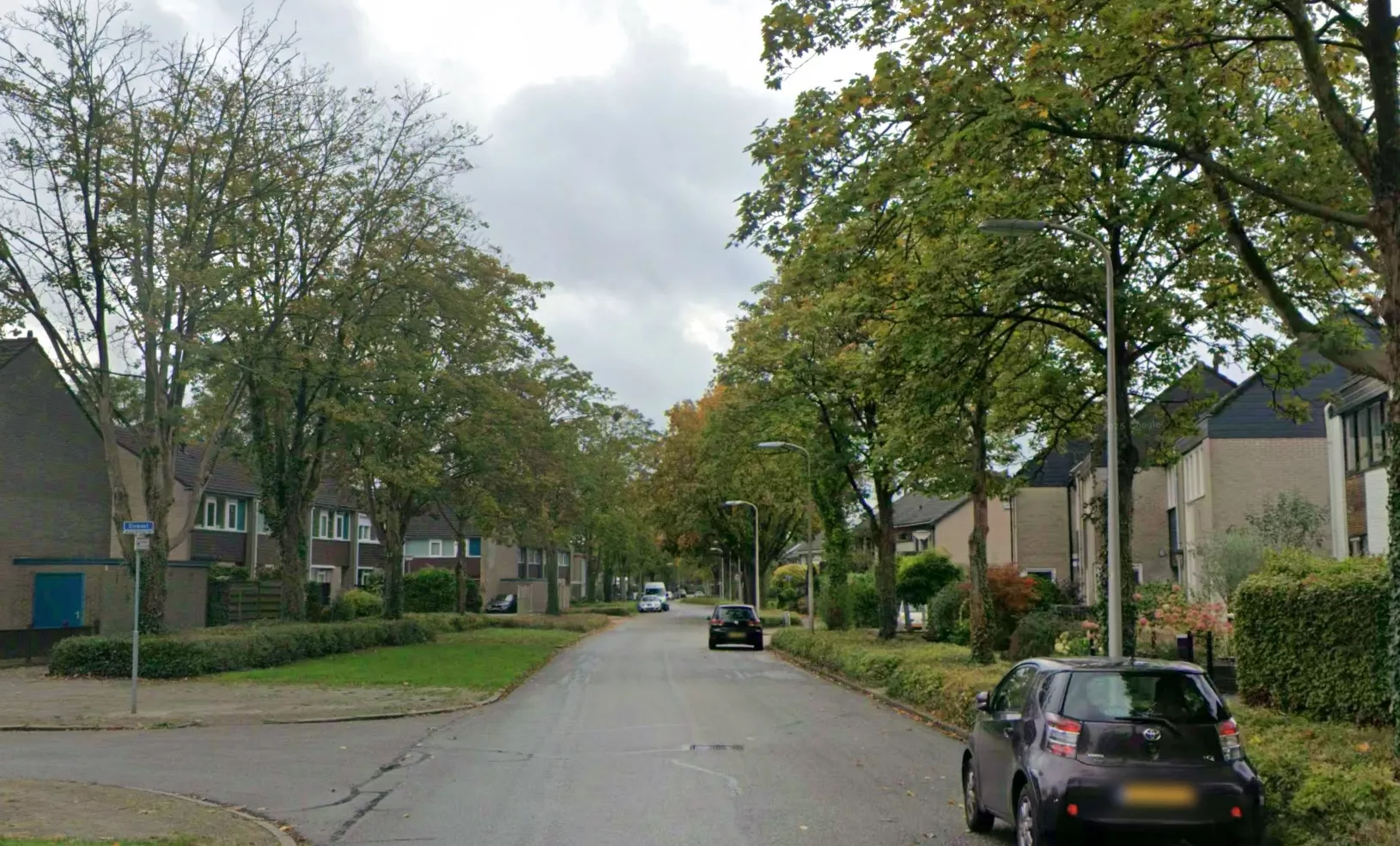 Eengezinswoning aan de Burcht in Almelo, waar de 42-jarige verdachte van een moordzaak in Duitsland woonde en volgens de buurt jarenlang voor extreme overlast zorgde.