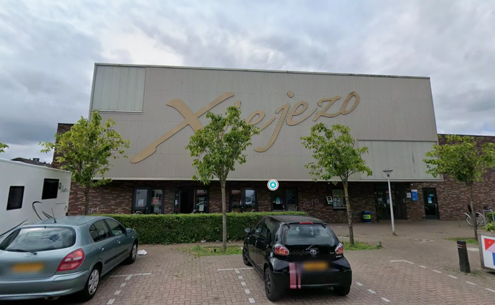 Politieonderzoek rondom het wijkcentrum in Zwijndrecht waar in 2025 een gewapende jongen meerdere keren werd neergestoken na een chaotische achtervolging.