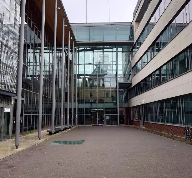 De hoofdingang van het gerechtsgebouw in Haarlem waar de rechtbank beslist over de voorlopige hechtenis van de verdachte.