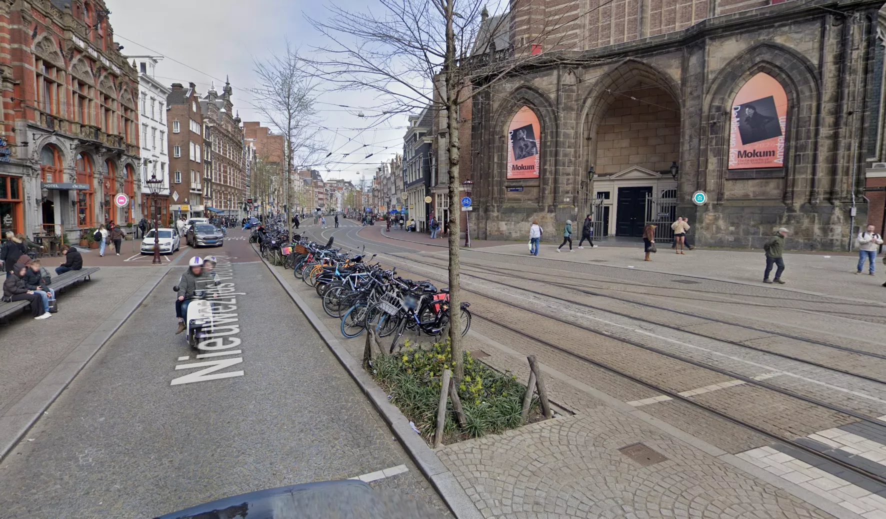 Politielinten en rechercheurs die sporenonderzoek verrichten op straat.