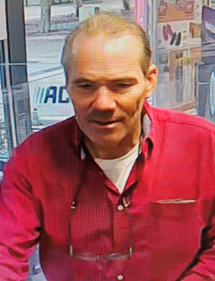 Bewakingsbeeld van de verdachte man in actie. De politie in Lelystad is dringend naar hem op zoek na de vondst van een overleden vrouw in woonzorglocatie 't Landleven.
