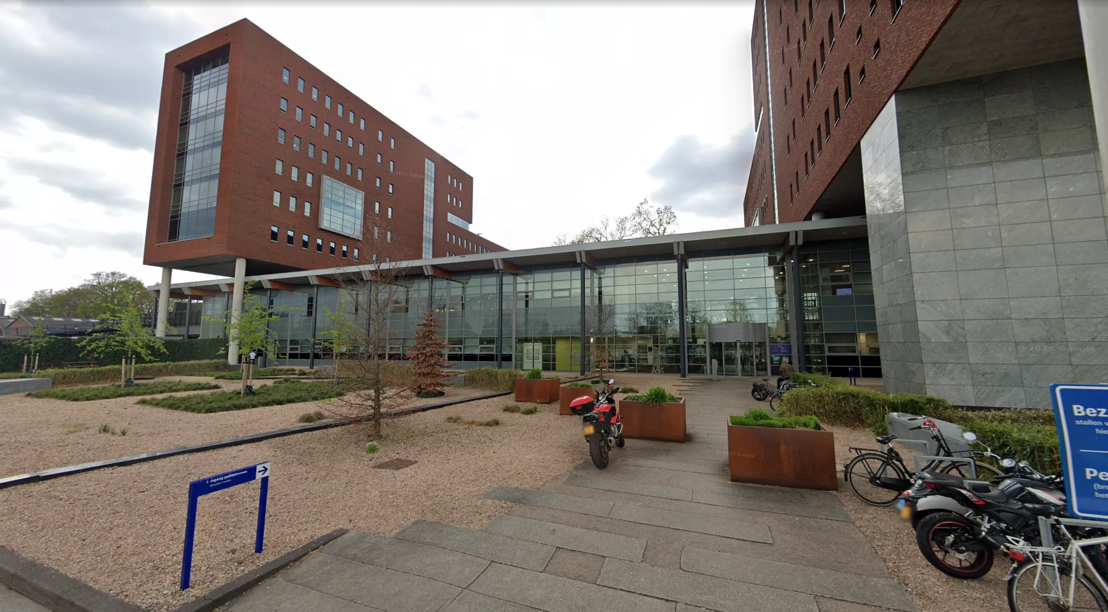 Een politiebureau of straatbeeld in de wijk De Maten in Apeldoorn, in de context van het opgeloste coldcase-onderzoek.