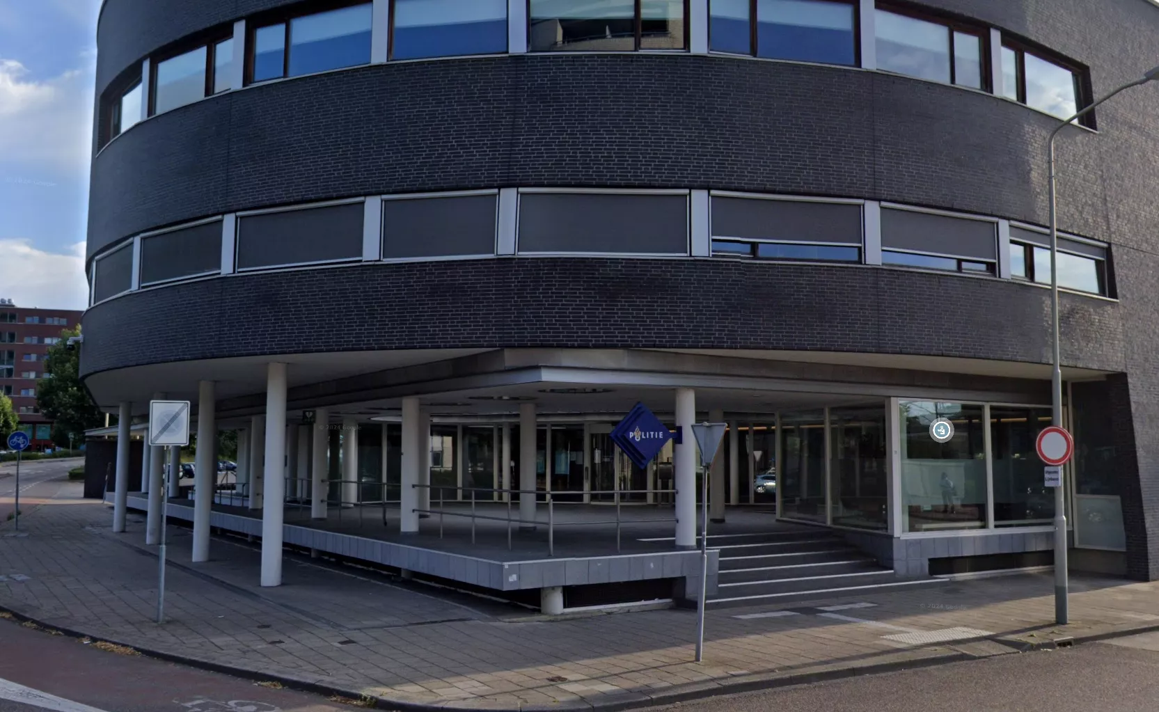Een afzetting met politielint op het Stationsplein in Sittard, voor het politiebureau, na een schietincident in de nacht.