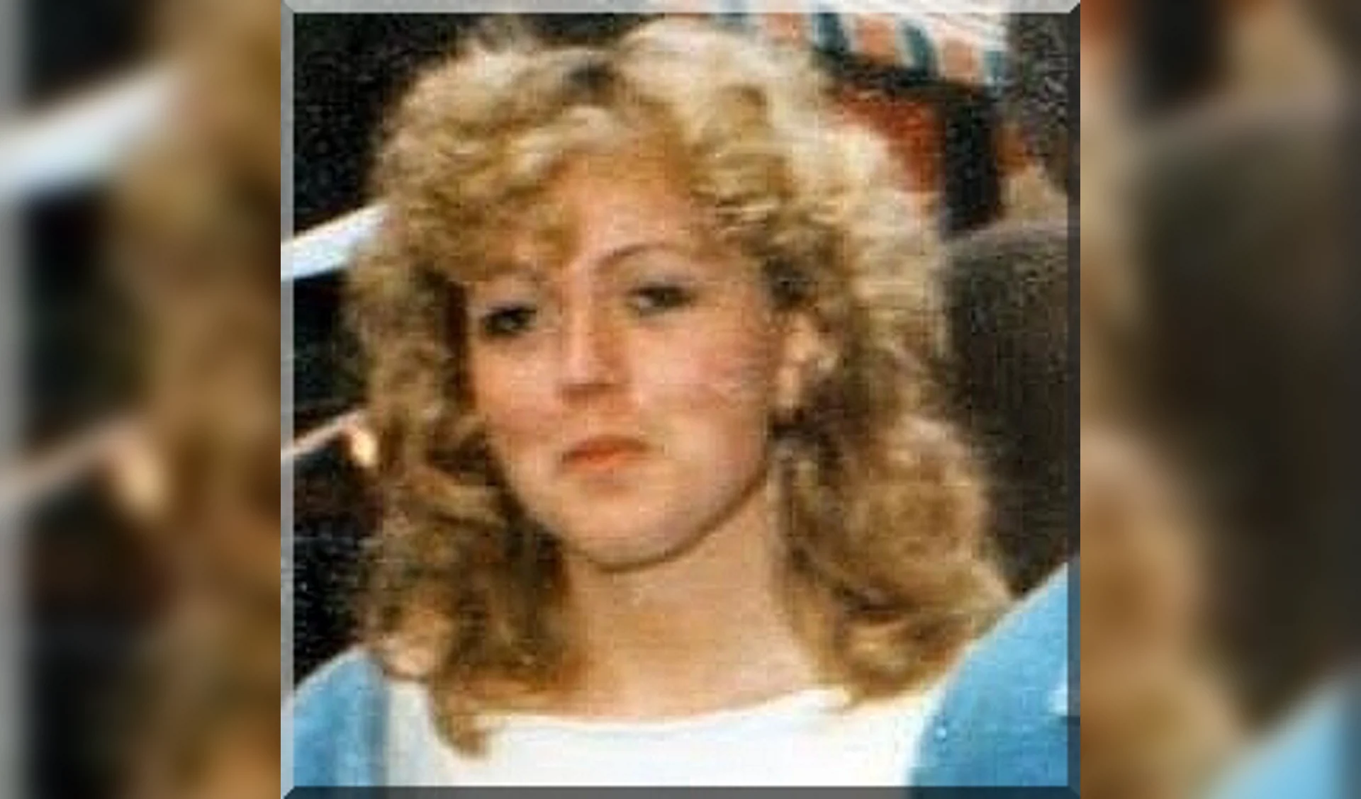 Een politiefoto of klassiek portret van de 19-jarige, in 1984 vermiste, blonde Germa van den Boom uit Nieuwendijk.