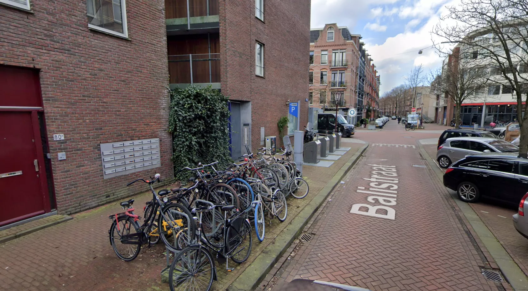 Ambulances en een traumateam verlenen met spoed hulp aan een slachtoffer na een ernstige steekpartij op de Balistraat in Amsterdam.