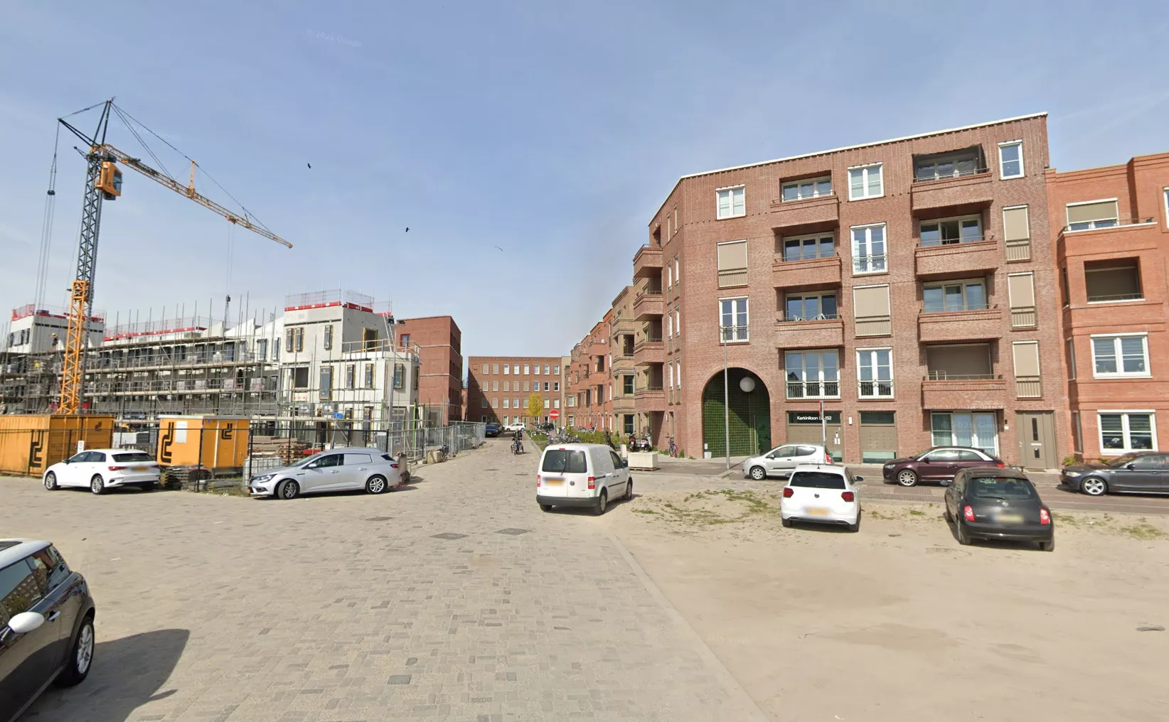 Politielint of een forensisch onderzoeksteam bij een wooncomplex in de Serviëstraat in Almere Poort na een beschieting in de nacht.