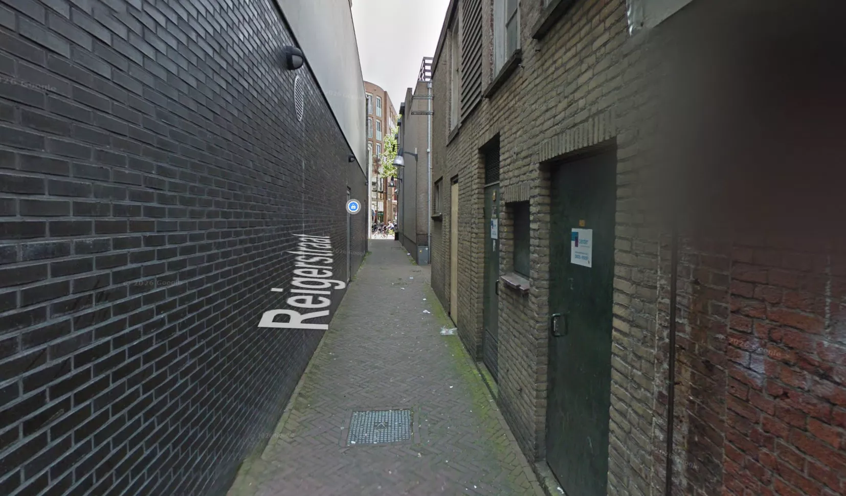 Politiewagens en rood-witte afzetlinten in het centrum van Leeuwarden, ter illustratie van de grote afzetting na de steekpartij.