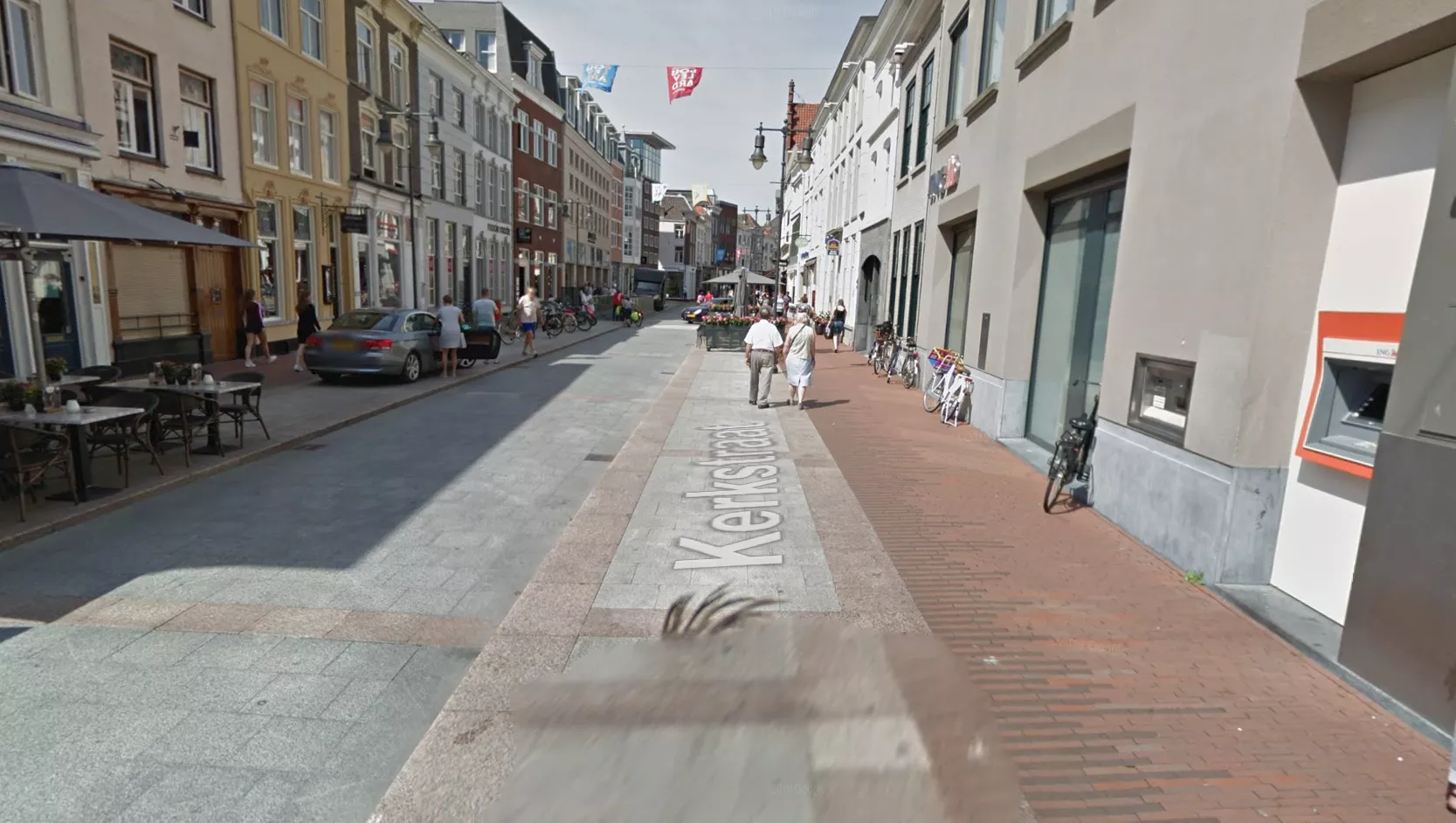 Politieagenten doen 's nachts onderzoek op de Kerkstraat in het centrum van Den Bosch nadat drie mannen slachtoffer werden van zinloos geweld.