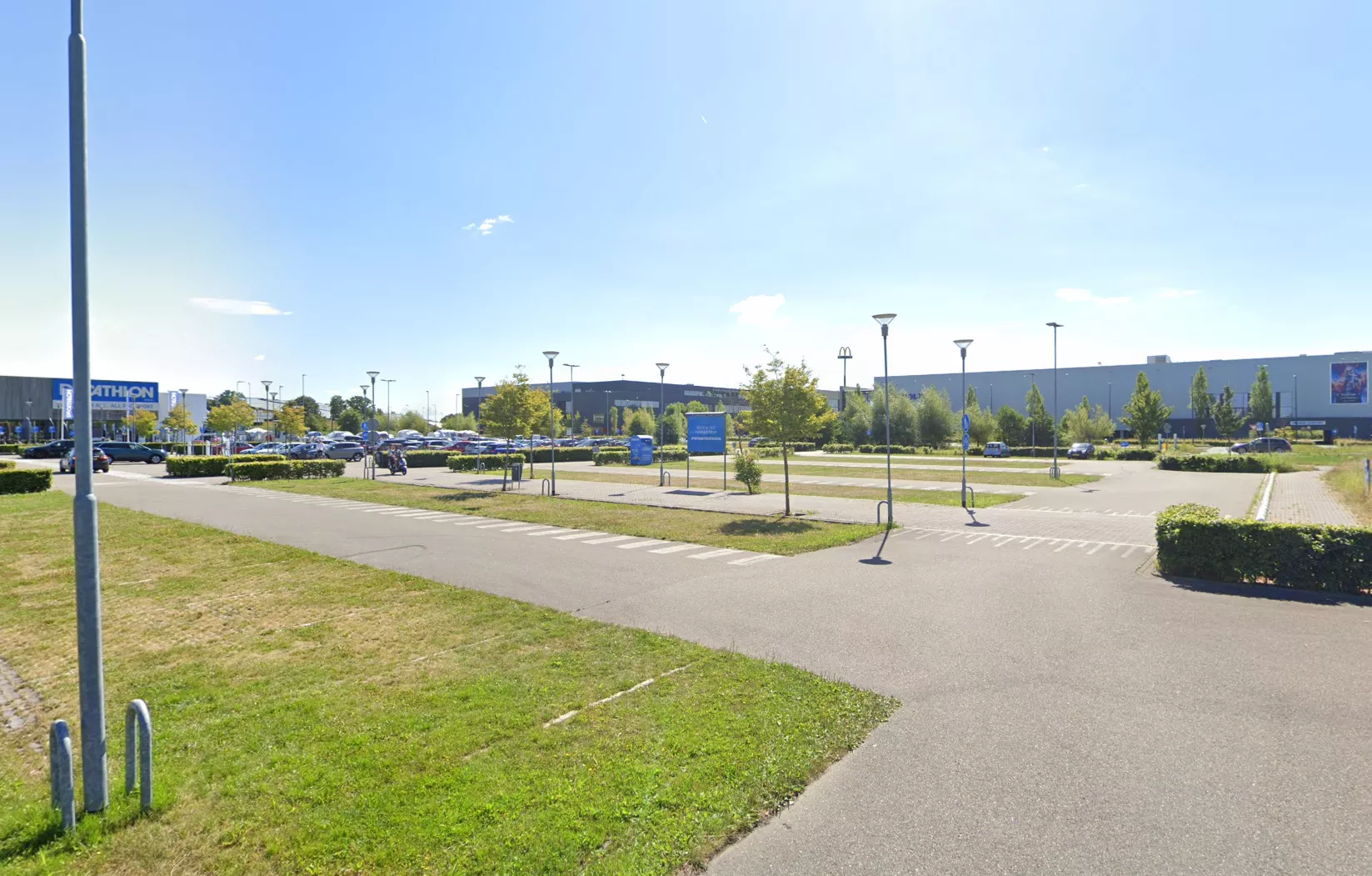 Politievoertuigen en hulpdiensten aanwezig bij het Breepark / de noodopvang aan de Bavelseparklaan in Breda.