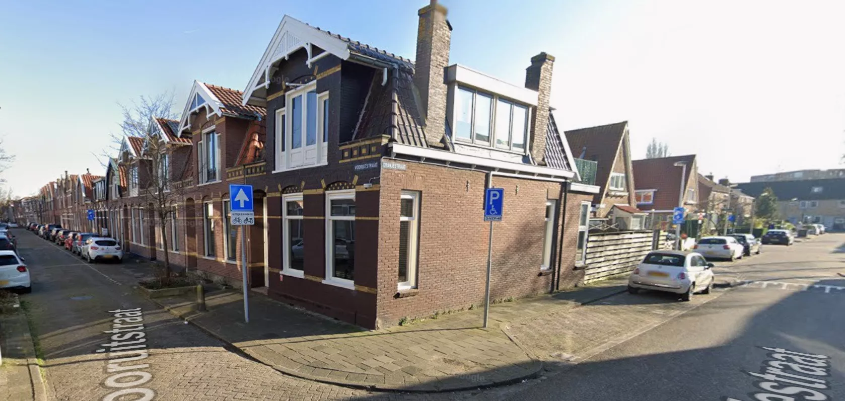 Politie en hulpdiensten doen onderzoek na de vondst van een dode in een woning aan de Vooruitstraat in Purmerend.