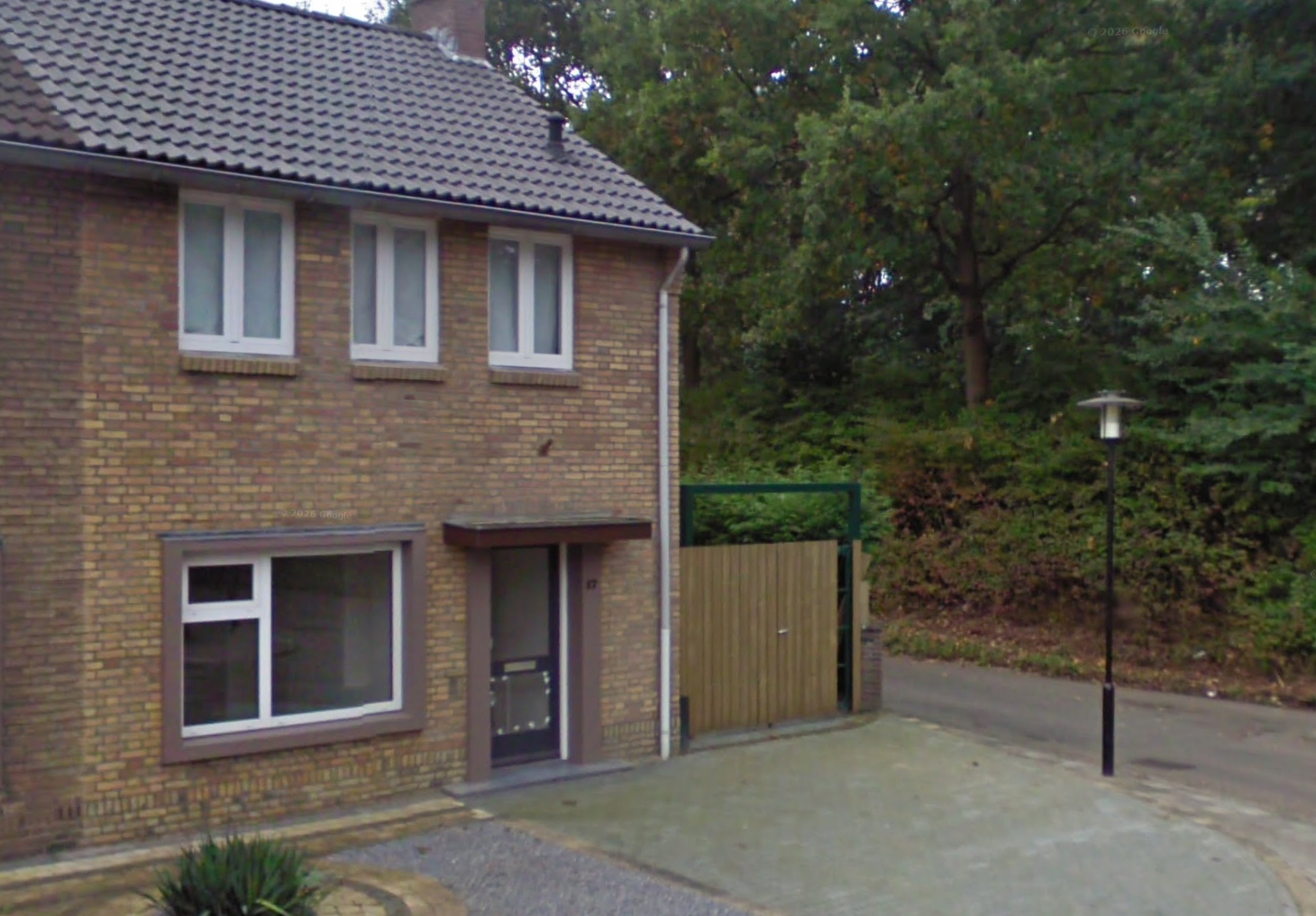 Een archieffoto van het straatbeeld bij het Pastoor Geelenplein in Rothem waar de fatale brand in 2009 plaatsvond.