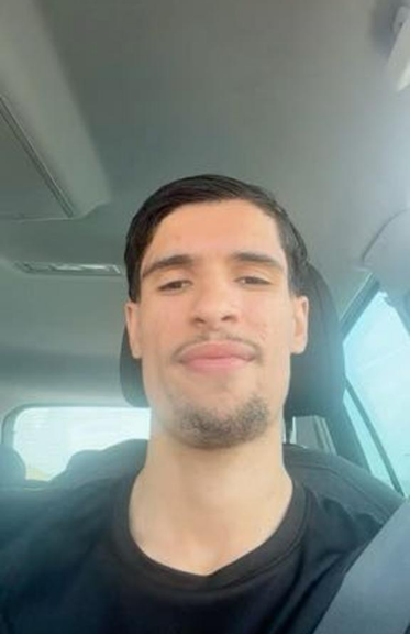 Vrijgegeven selfie van de 21-jarige voortvluchtige verdachte die door de politie wordt gezocht voor een gewelddadige ontvoering.