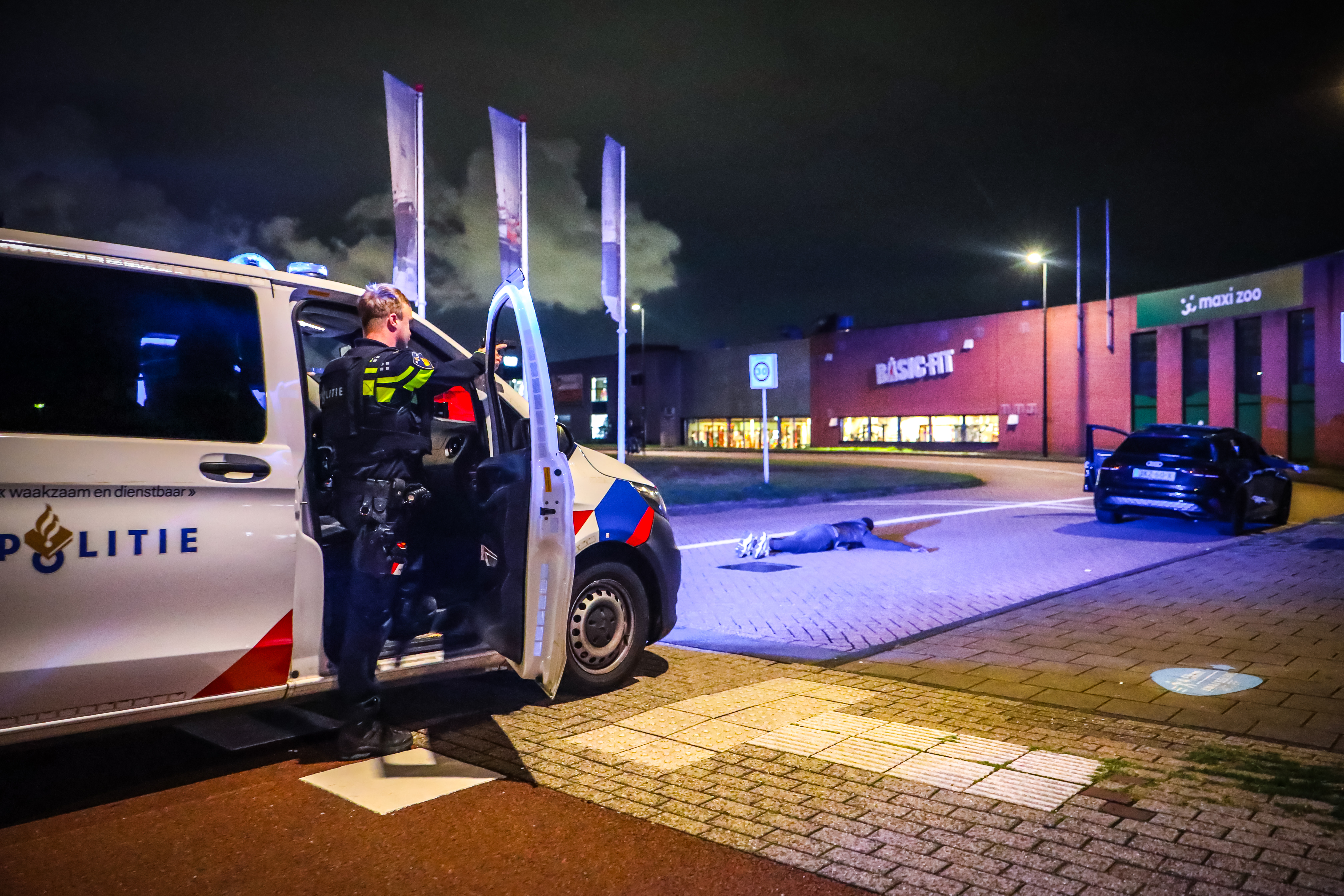 Zwaarbewapende agenten en meerdere politievoertuigen op de Noorddijk in Maassluis tijdens de BTGV-procedure.