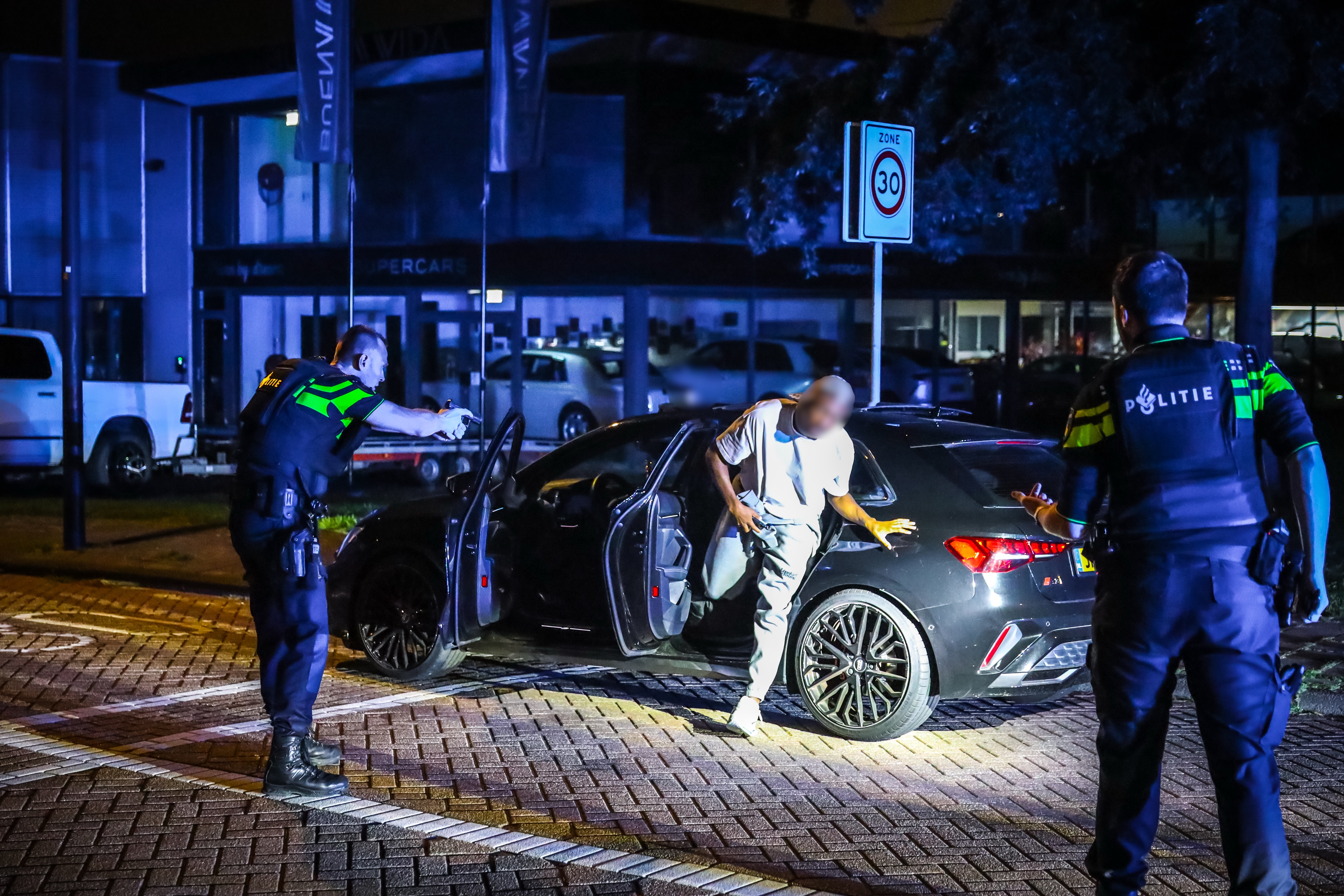 Zwaarbewapende agenten en meerdere politievoertuigen op de Noorddijk in Maassluis tijdens de BTGV-procedure.