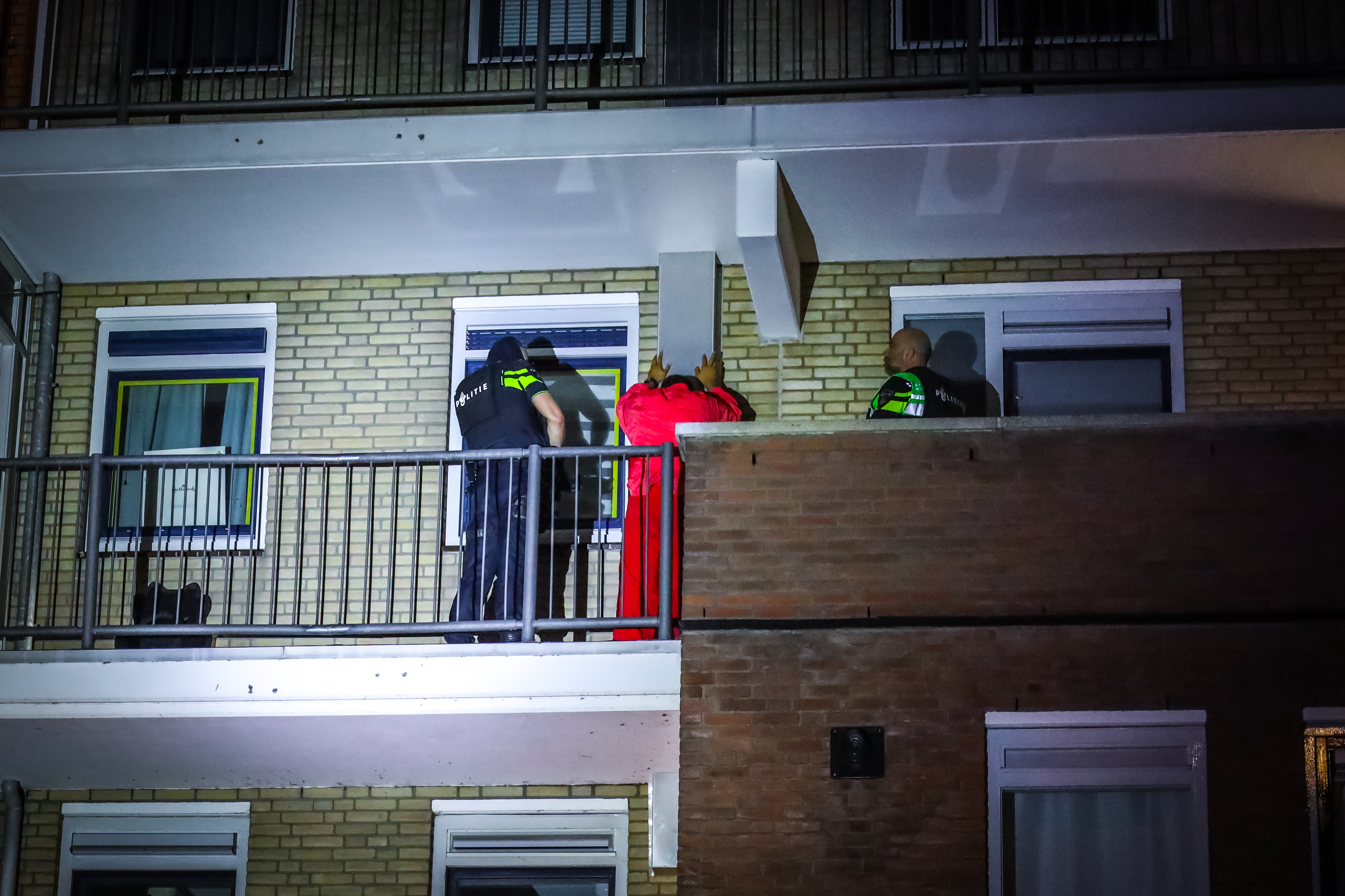 Zwaarbewapende agenten en meerdere politievoertuigen op de Noorddijk in Maassluis tijdens de BTGV-procedure.