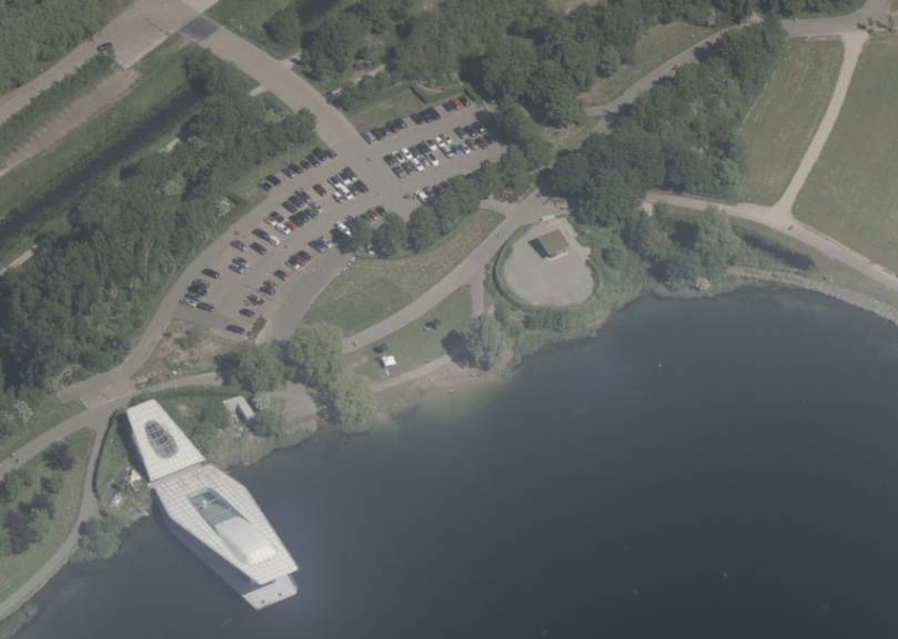 Luchtfoto van het Haarlemmermeerse Bos in Hoofddorp, waar langs het mountainbikepad aan de Paviljoenlaan een overleden persoon is gevonden.
