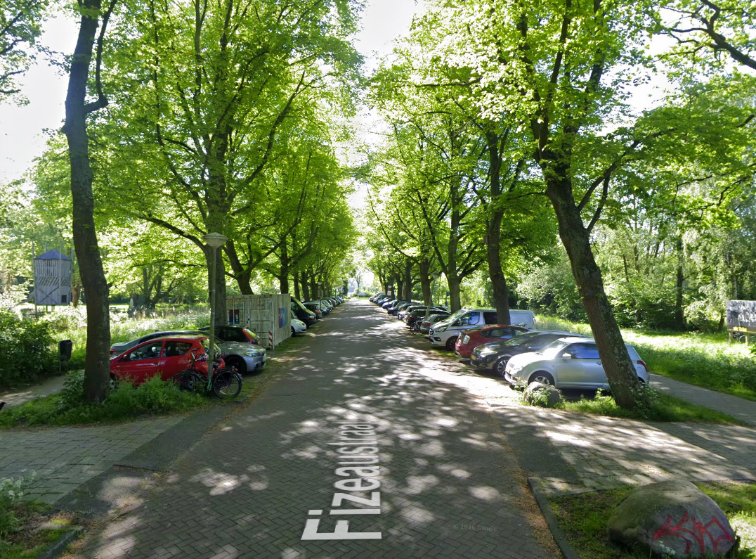 Afgezet parkeerterrein aan de Fizeaustraat in Amsterdam na de liquidatie in 2011.