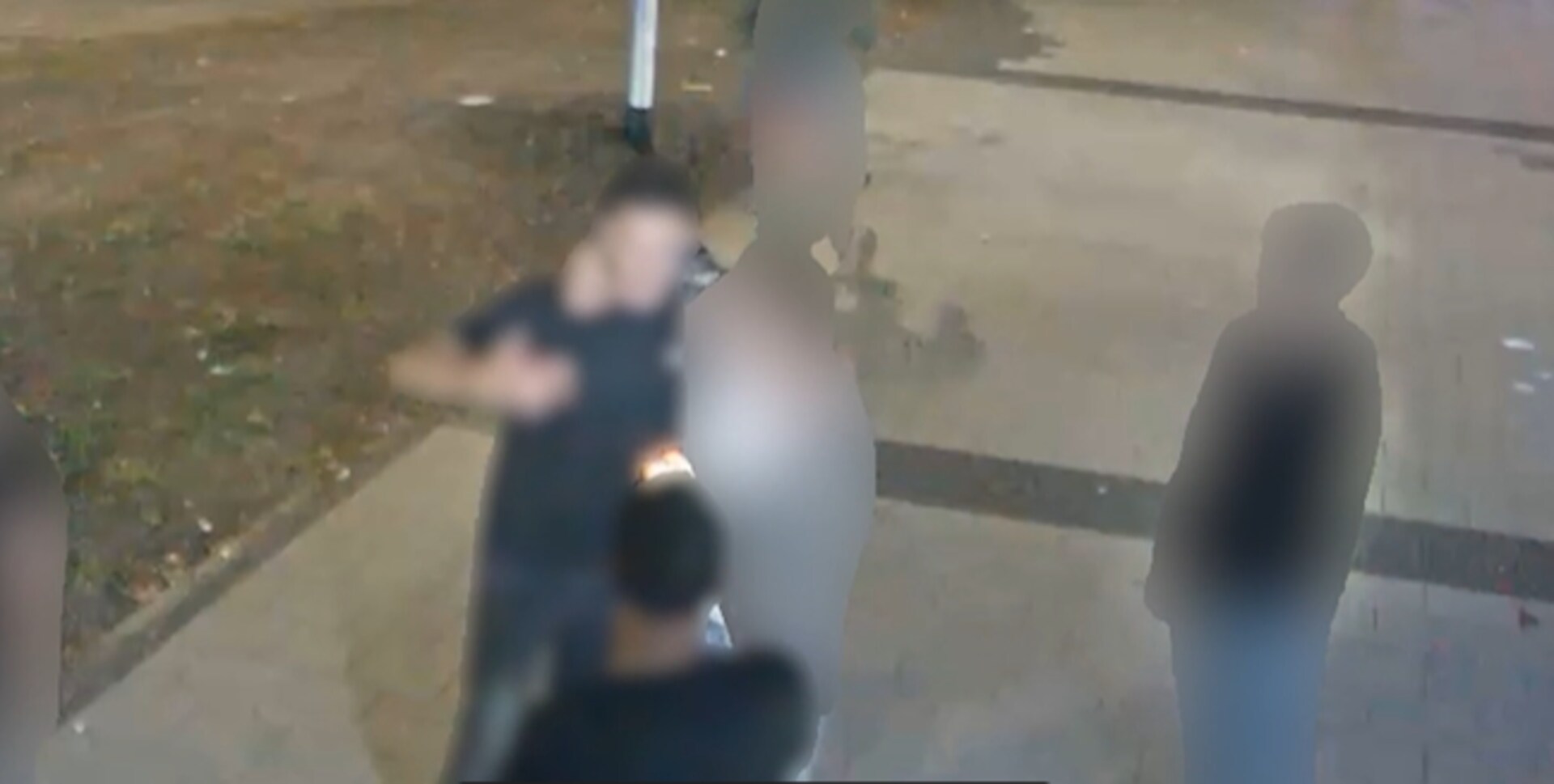 Twee mannen met geblurde gezichten die door de politie worden gezocht in verband met een zware mishandeling tijdens Roze Maandag in Tilburg.