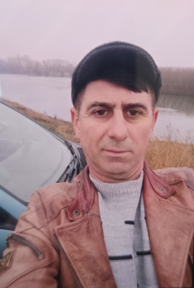 Opsporingsfoto van de 49-jarige vermiste Valeriu, die spoorloos verdween nadat hij vanuit Arnhem de trein naar Den Helder zou nemen.
