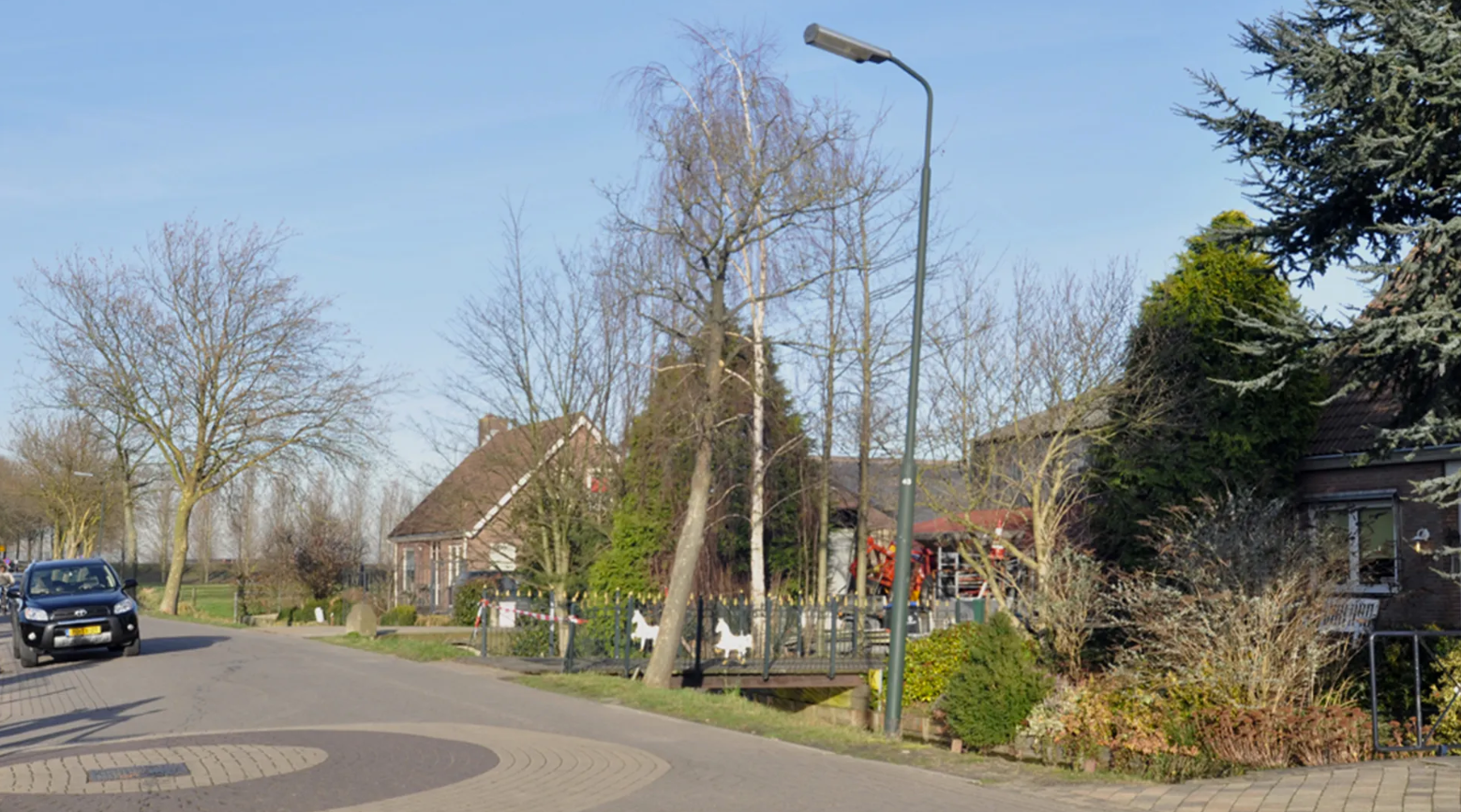 De boerderij en het erf aan de Koningin Wilhelminalaan in Boven-Hardinxveld waar het geweld plaatsvond.