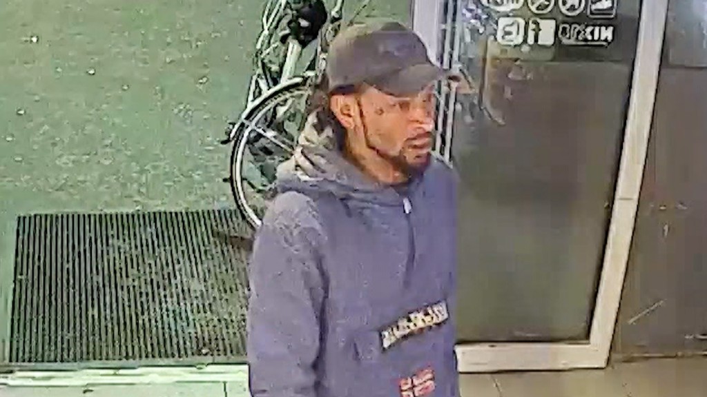 Camerabeelden van een man die in een tankstation aan de Laan in Den Haag een 28-jarig slachtoffer neerslaat.