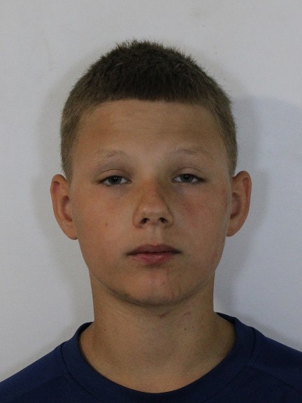 Opsporingsfoto van de vermiste 13-jarige Djayden met blauwe ogen.