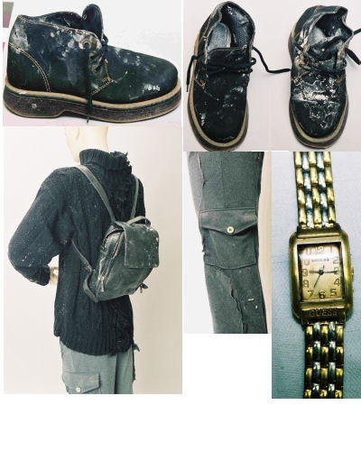 Archiefbeeld uit het politiedossier van de specifieke kleding van het slachtoffer, waaronder een donkere gebreide coltrui met kabelmotief, een broek met zijzakken en zwarte schoenen in maat 36.