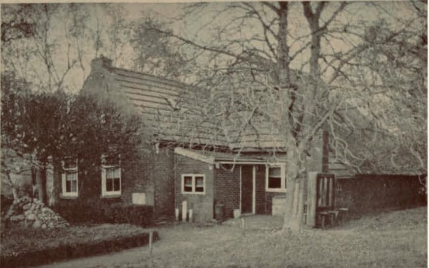 De boerderij van Reinder Lulofs aan De Popels 58 in Twijzelerheide na de brand in september 1996.