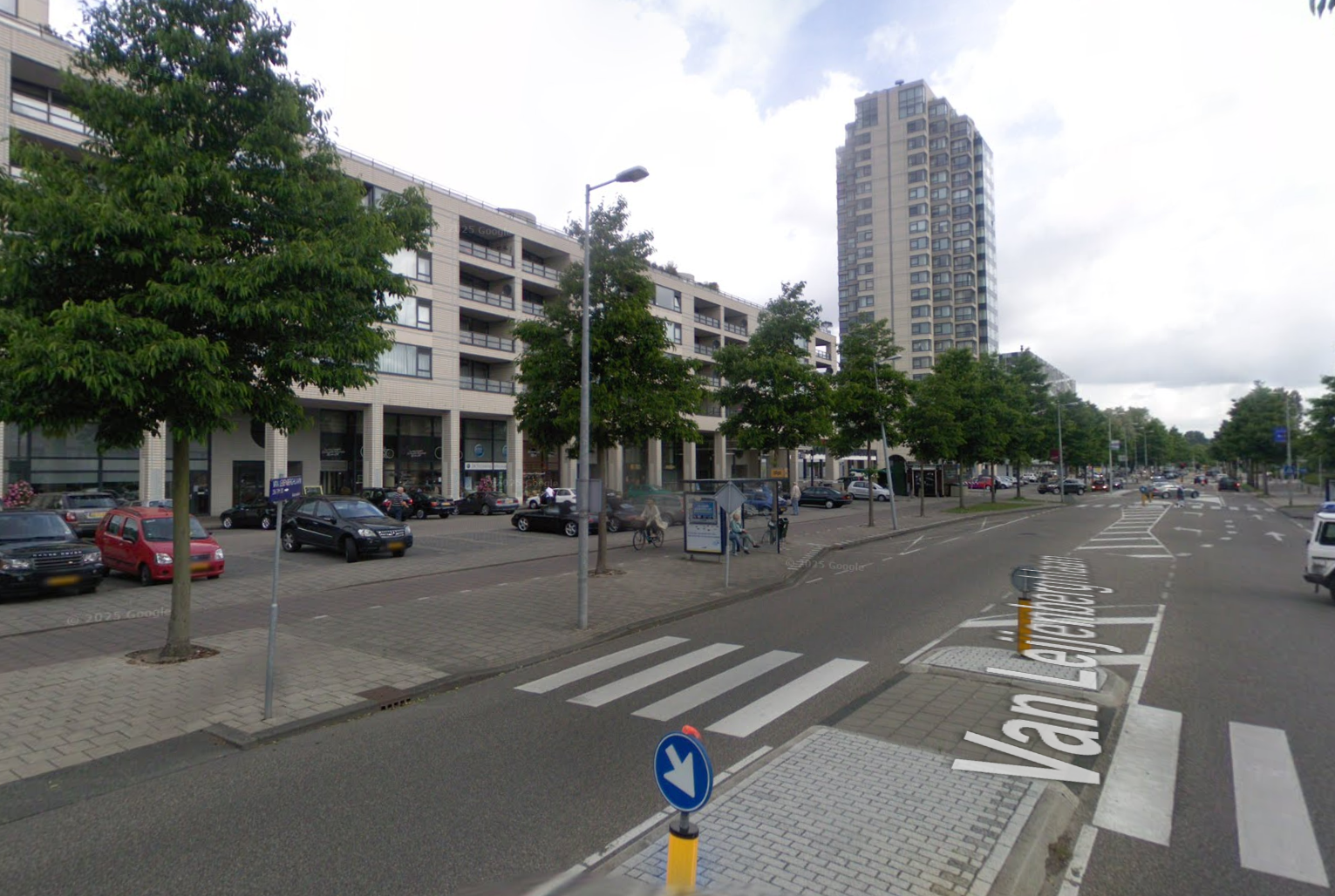 Het appartementencomplex en de winkelgalerij bij het Gelderlandplein in Amsterdam-Buitenveldert.