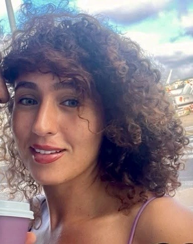 Opsporingsfoto van de vermiste 29-jarige Hajar met zwart krullend haar.