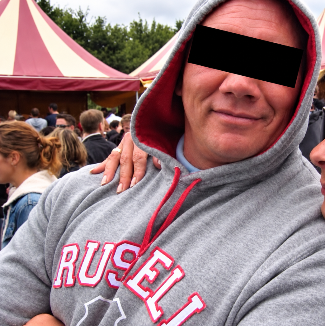 Geanonimiseerde portretfoto van de 58-jarige verdachte René M. uit Lisse, onherkenbaar gemaakt met een zwart balkje over de ogen.