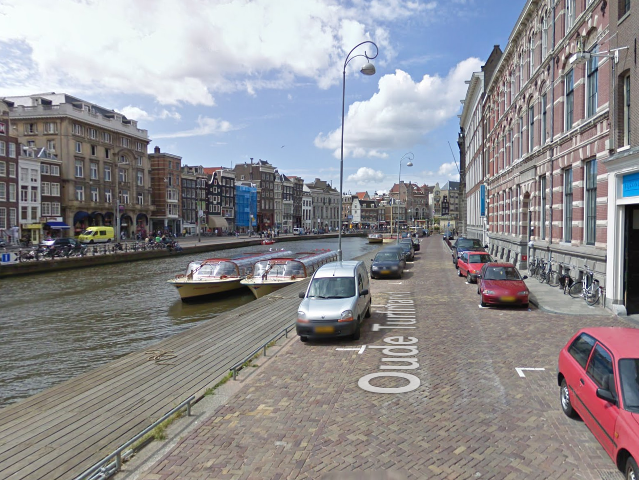 Zicht op de historische Oude Turfmarkt aan de Amstel in Amsterdam, de locatie waar in 2005 de ongeïdentificeerde man werd aangetroffen.