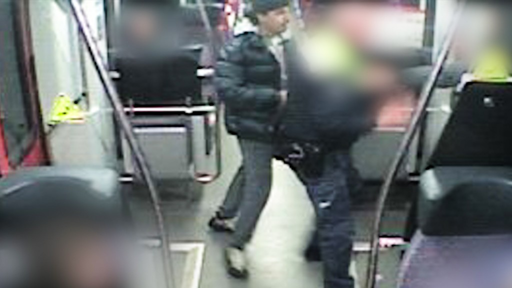 Camerabeelden uit Opsporing Verzocht van een jonge man met een muts op station Sliedrecht Baanhoek, verdacht van de mishandeling van een conducteur.