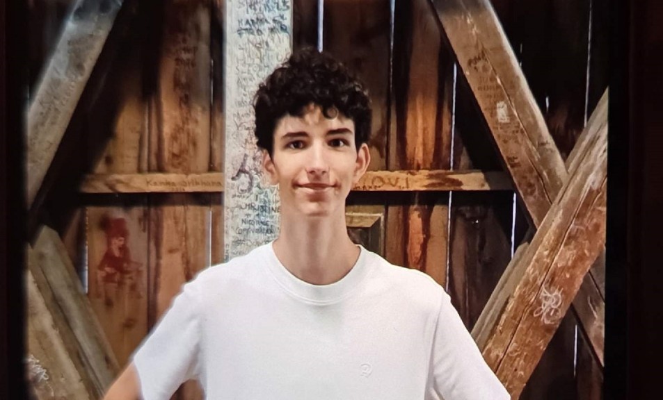 Officiële opsporingsfoto van de vermiste 17-jarige Jurre uit Sevenum met donkerbruin krullend haar.