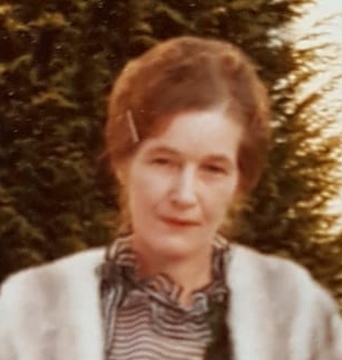 Een oude portretfoto (politiefoto) van de vermiste Riet Smit-De Vries met haar blonde haren en lichte huid, ter herkenning voor het publiek.