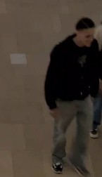 Bewakingsbeelden van een jonge verdachte in een zwarte jas die in winkelcentrum Hoog Catharijne een man mishandelde.