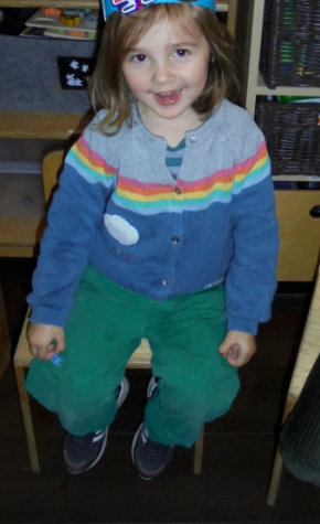 Portretfoto van de vermiste Tessa Patschull, een jong meisje met bruin haar en bruine ogen, die op driejarige leeftijd verdween.