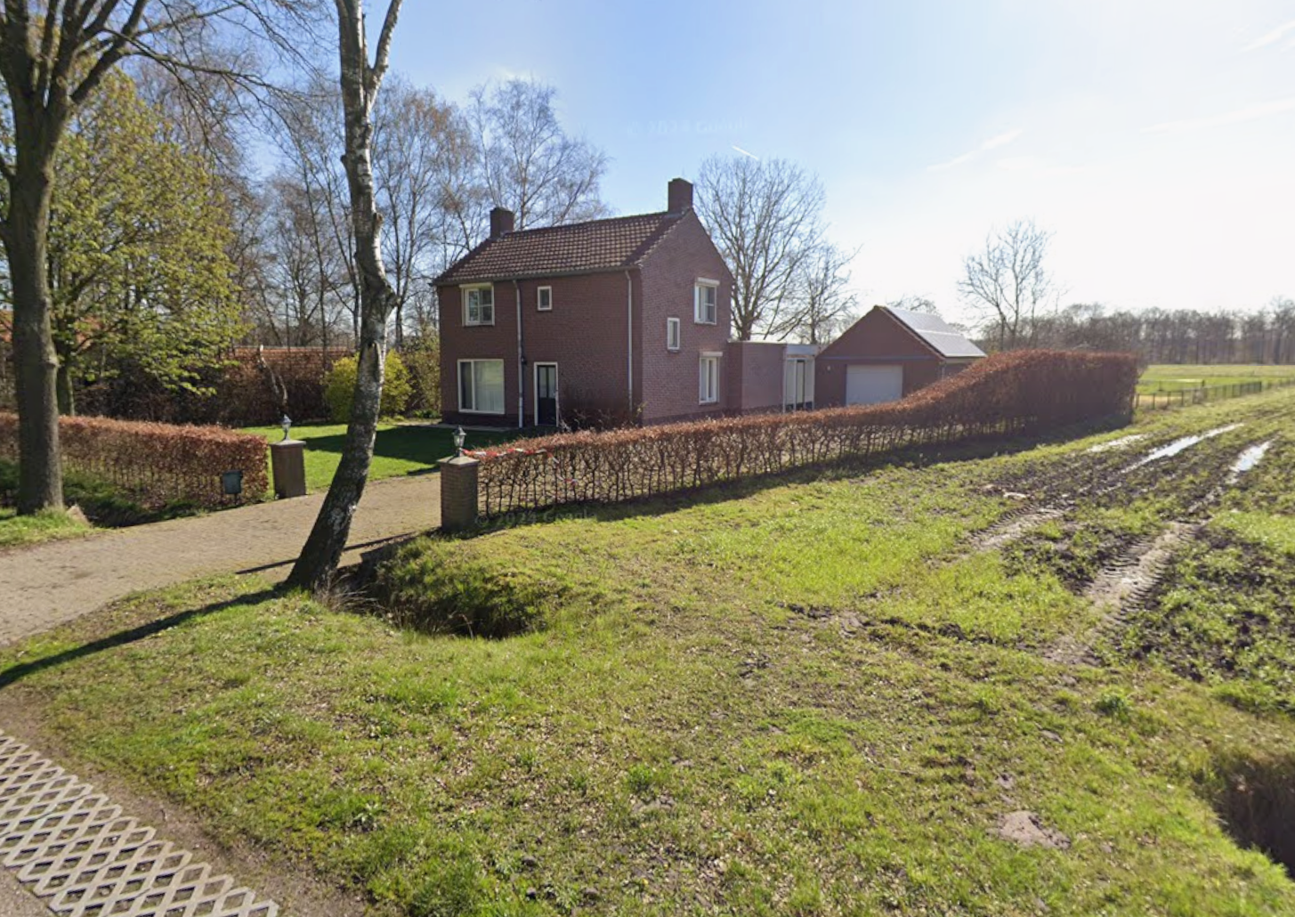 Een afgelegen straat in Helenaveen met politielinten, typerend voor de uren na de ontdekking van de zwaargewonde Jan van Mullekom.