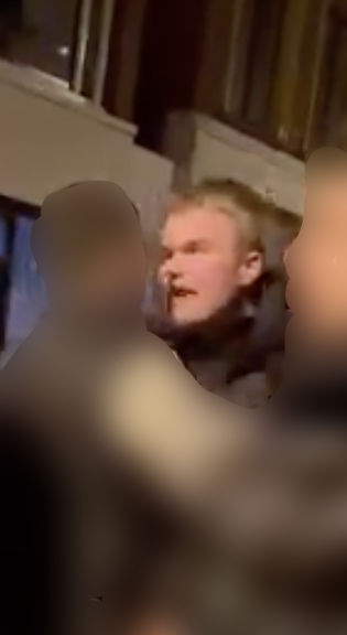 Opsporingsfoto van de tweede verdachte met kort blond haar en donkere gewatteerde jas.