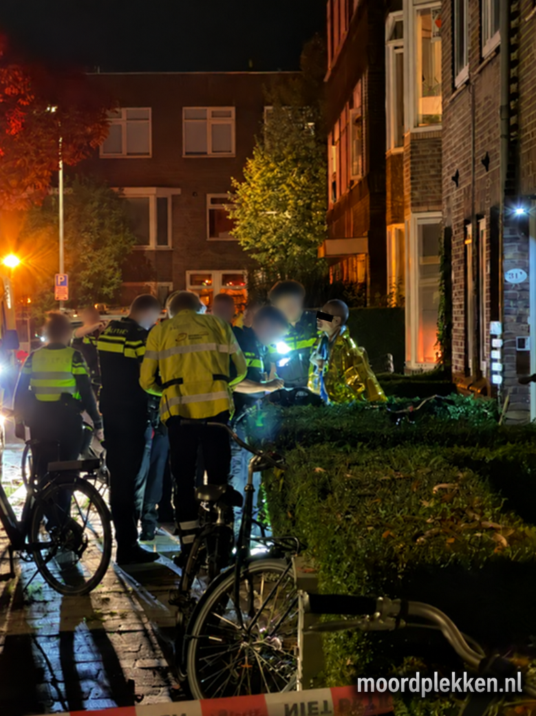 De geblurde verdachte 'Brian' wordt na de gewelddadige steekpartij in Groningen afgevoerd door de politie, gewikkeld in een goudkleurige isolatiedeken.