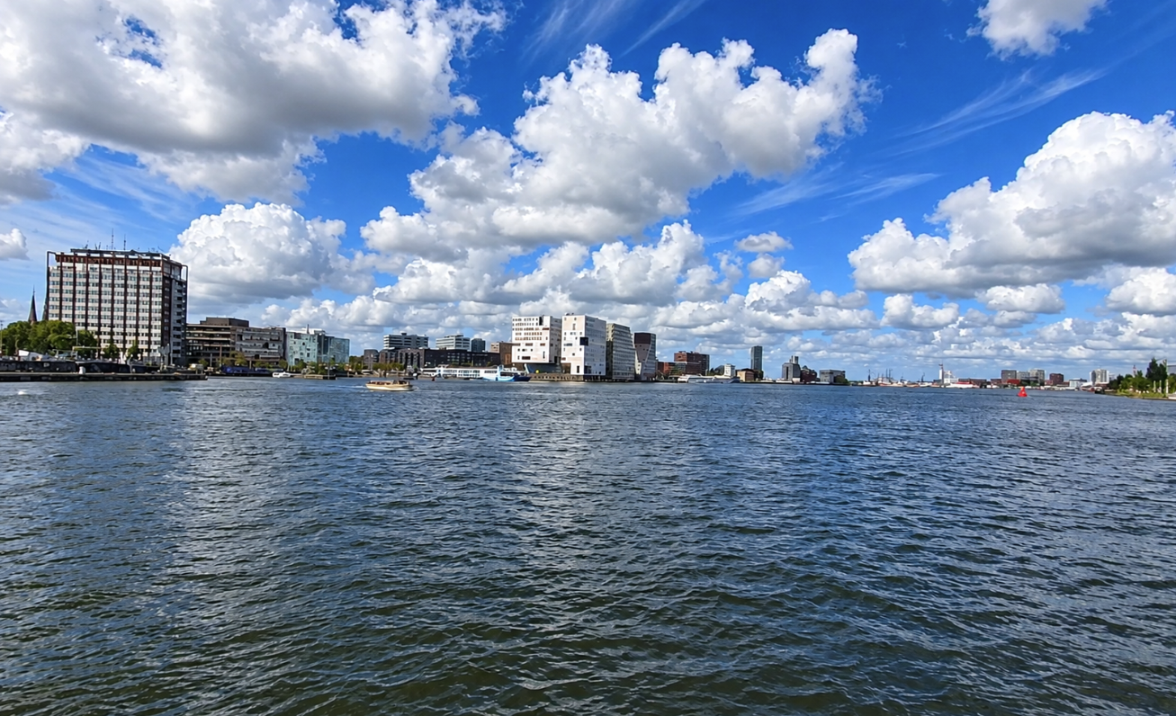 Zicht op het water van het IJ in Amsterdam waar het onderlichaam werd gevonden.