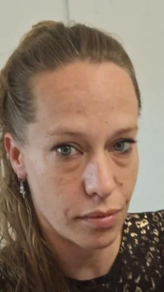 De verspreide opsporingsfoto's en signalementen van de vermiste 37-jarige Nikki.