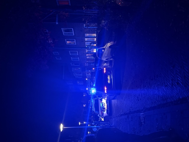 De geblurde verdachte 'Brian' wordt na de gewelddadige steekpartij in Groningen afgevoerd door de politie, gewikkeld in een goudkleurige isolatiedeken.